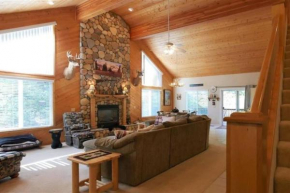 Spacious cabin with game room free WIFI & parking